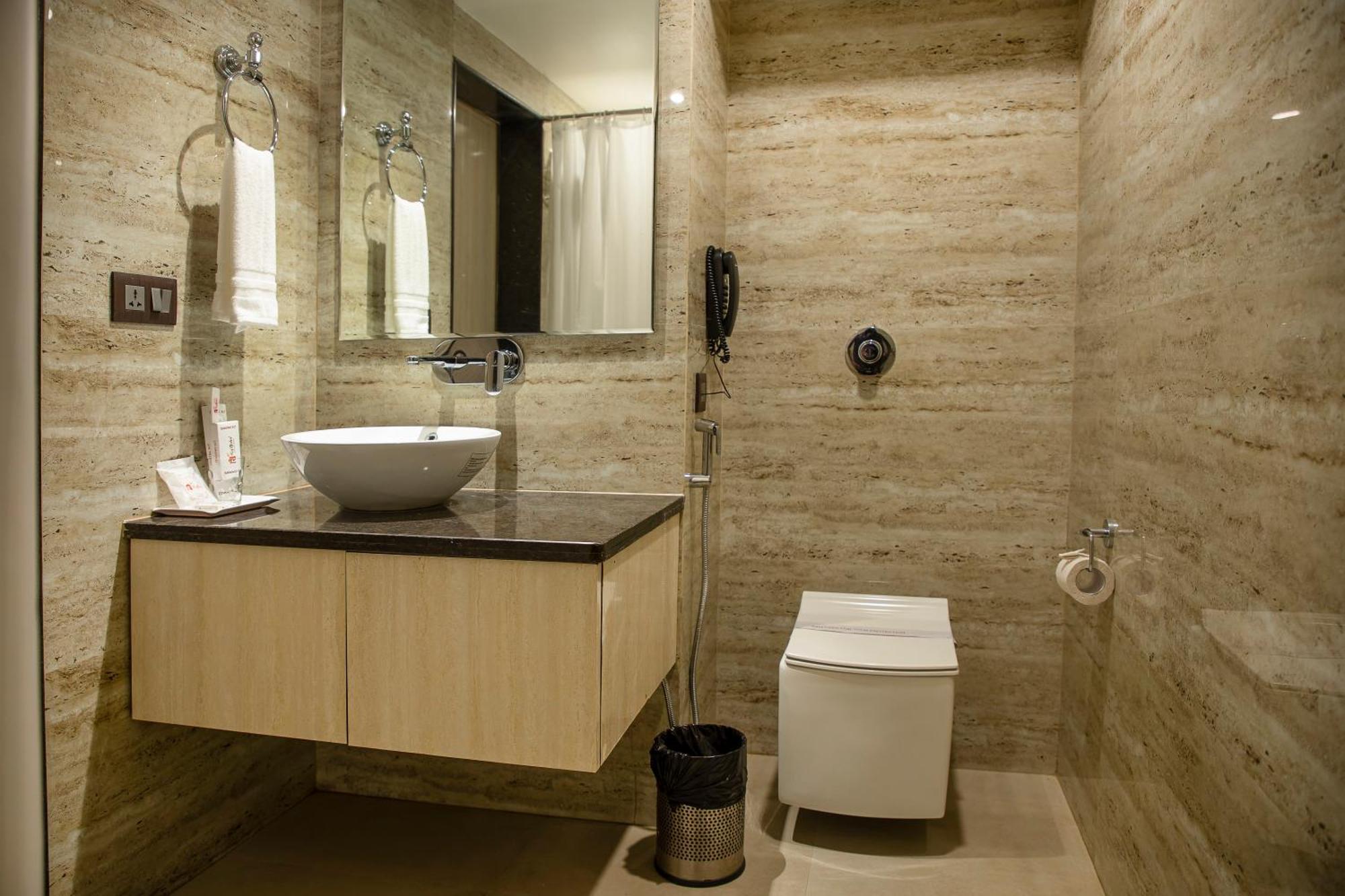 Hotel Rajmahal Guwahati Esterno foto