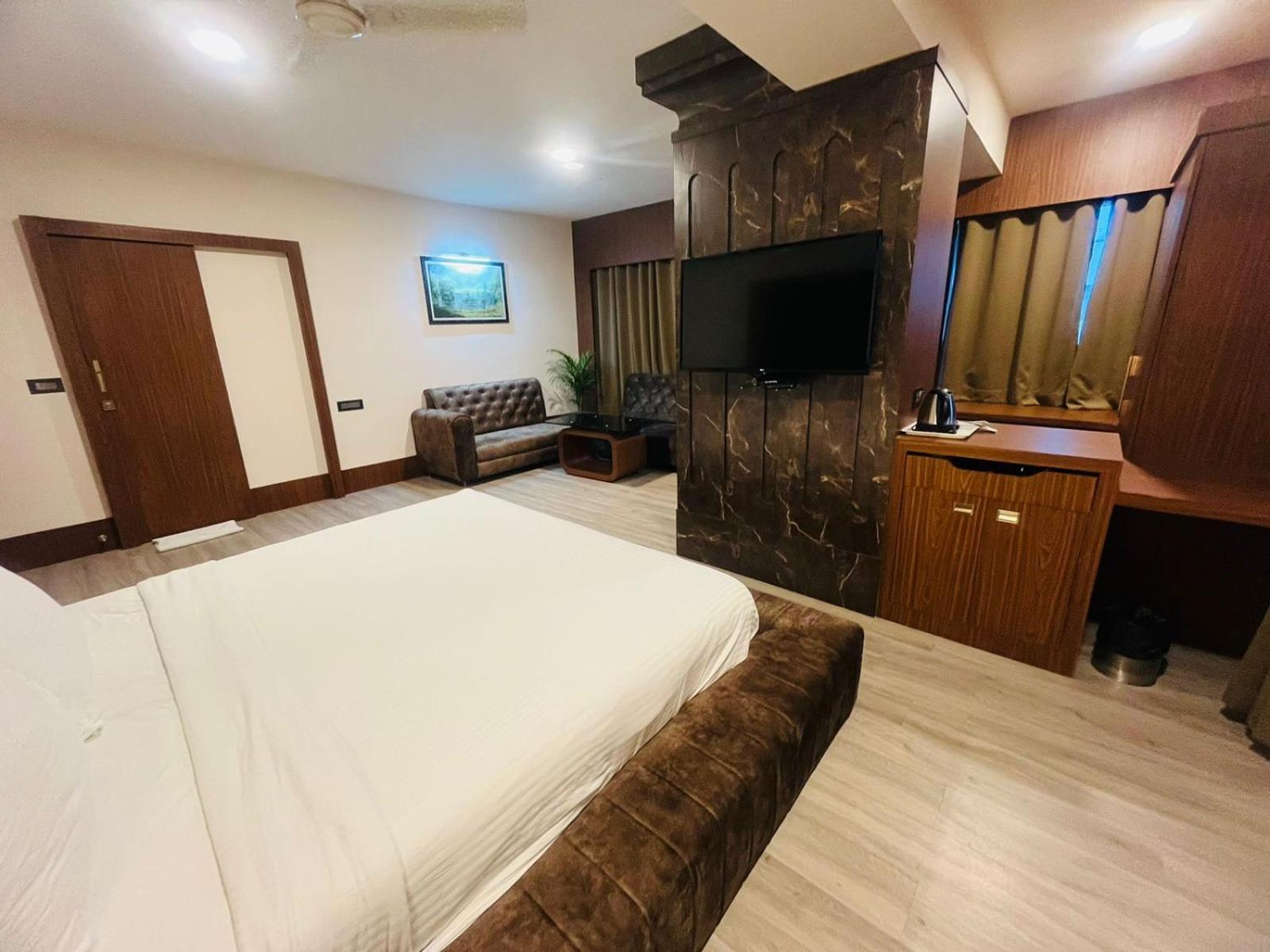 Hotel Rajmahal Guwahati Esterno foto