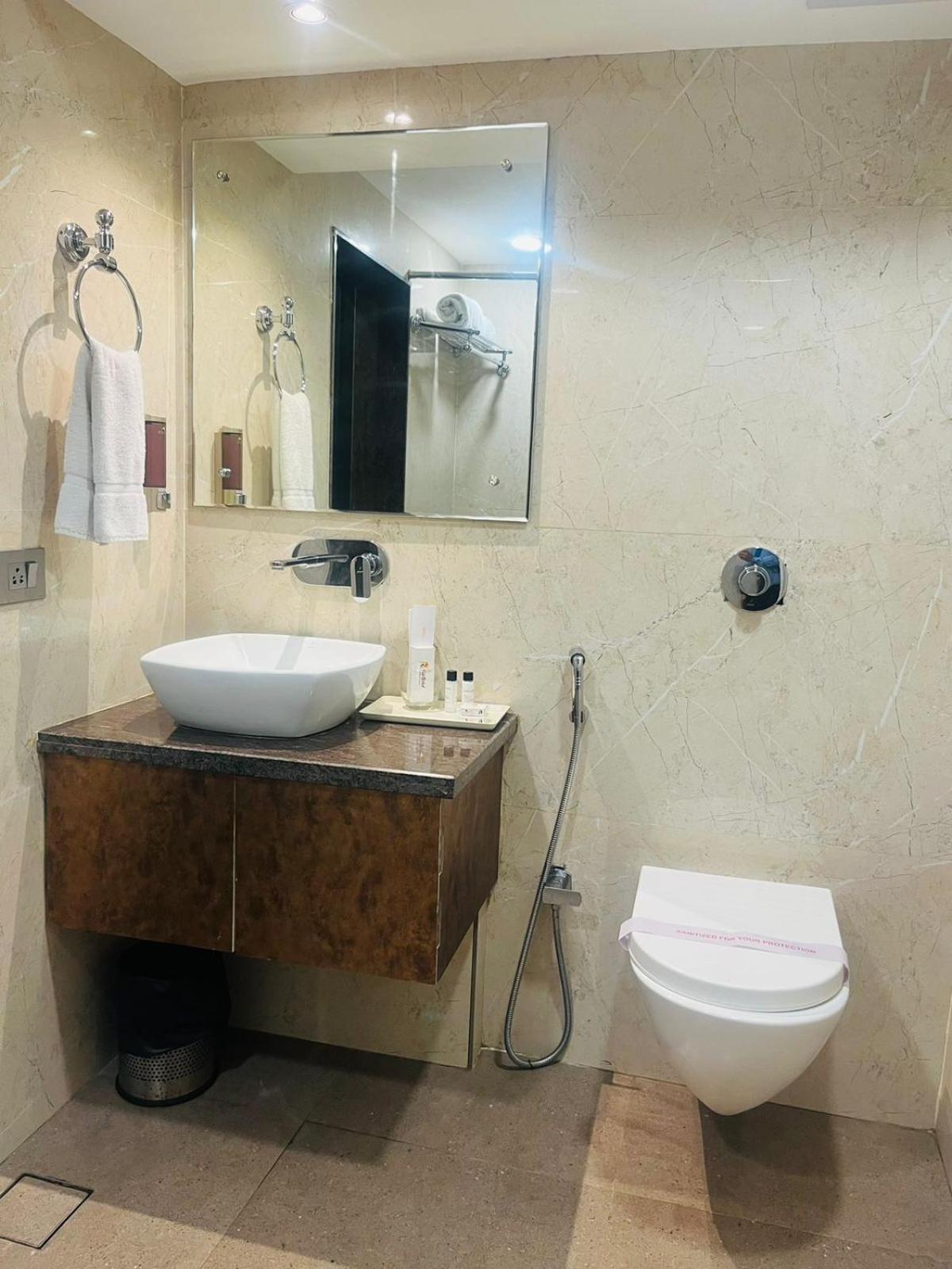 Hotel Rajmahal Guwahati Esterno foto